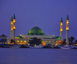 Bangunan 9 Kubah Masjid Raya Darussalam Di Samarinda Kaltim